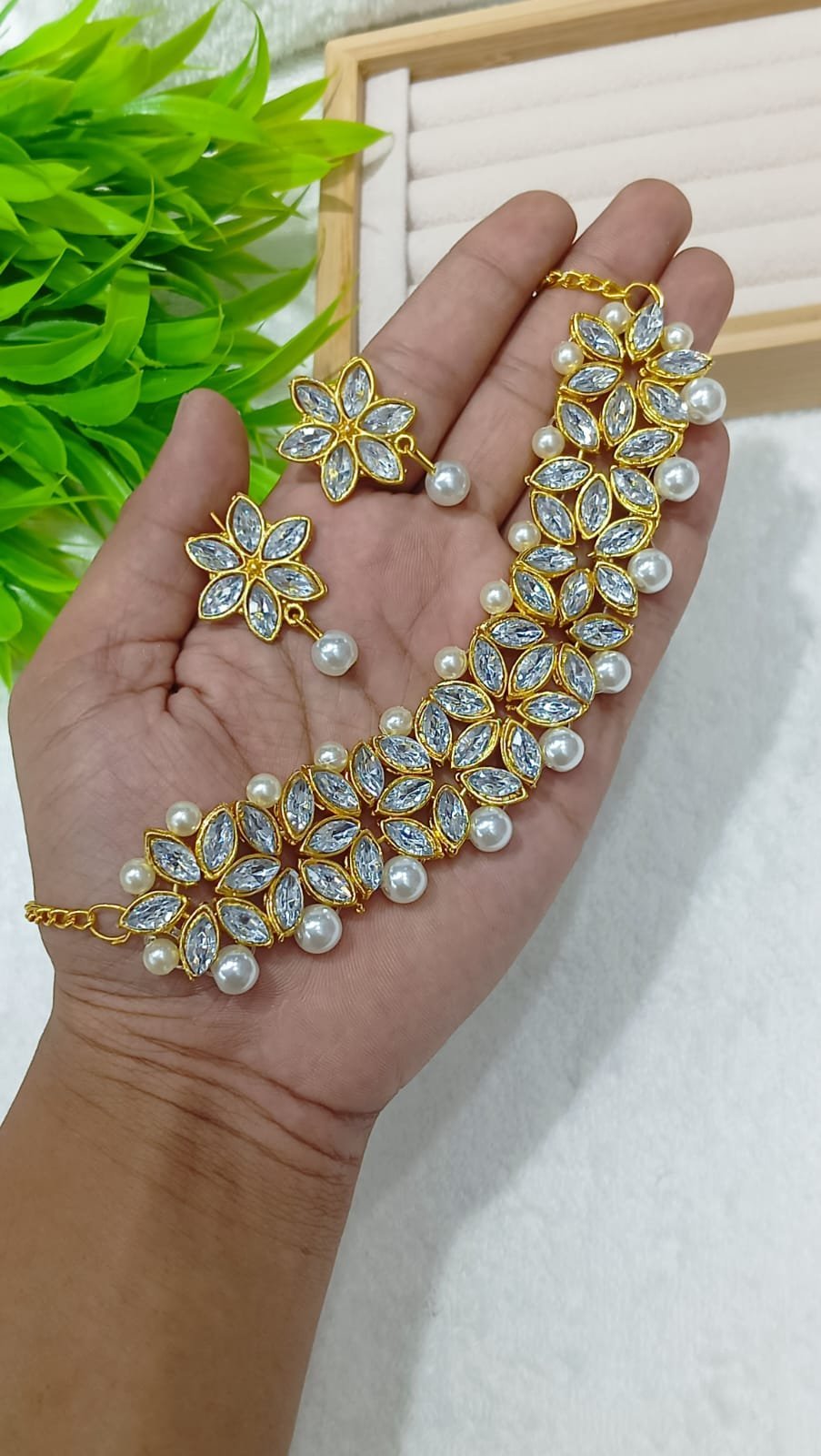 110.jpeg ফ্লোরাল কুন্দন ও মুক্তো যুক্ত চোকার সেট - Image 1