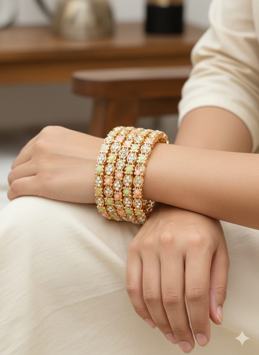 240p.jpeg প্যাস্টেল মিনাকারি ও কুন্দন যুক্ত গোল্ড ব্যাঙ্গল সেট - Image 1