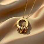 '-style necklace featuring interlocking rings