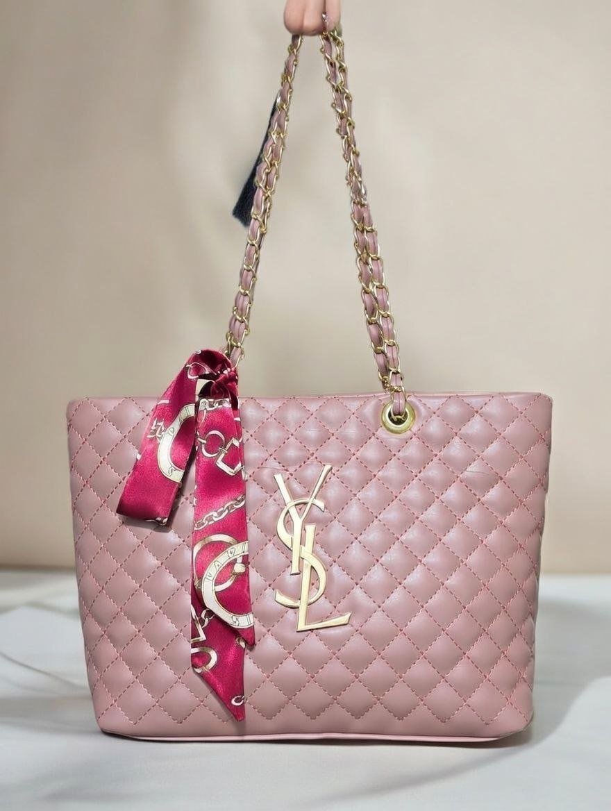 photo_8_2026-01-10_15-02-21.jpg PremiumQuilted Handbag with Gold Chain Strap - Image 1